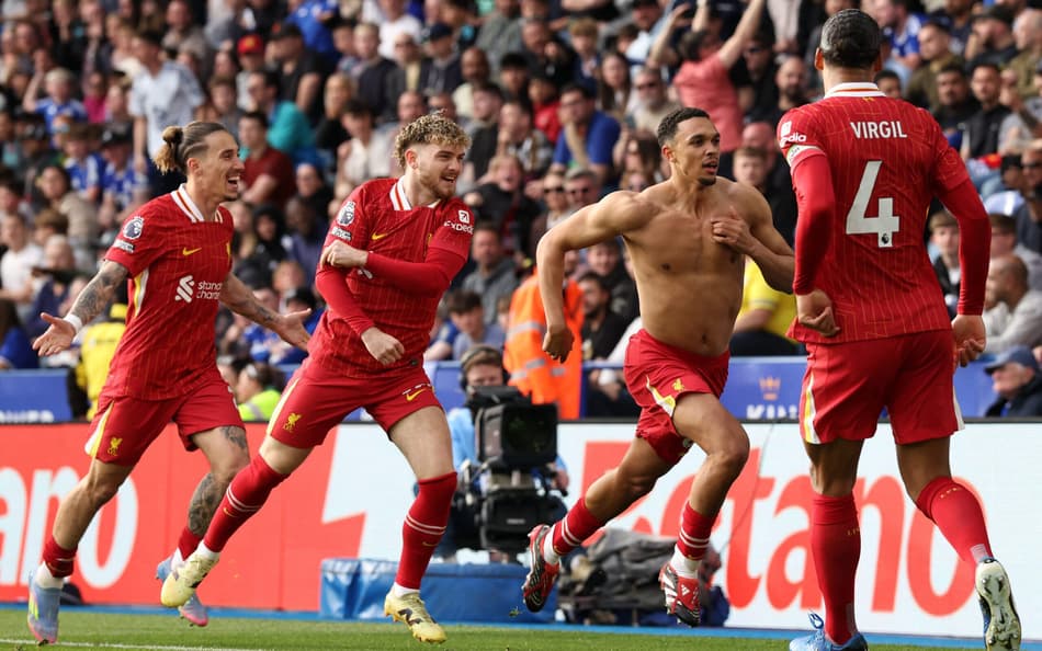 Liverpool vence, rebaixa o Leicester e se aproxima do título da Premier League