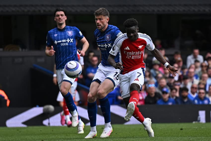 Saka em ação em Arsenal x Ipswich Town (Foto: Ben Stansall/AFP)