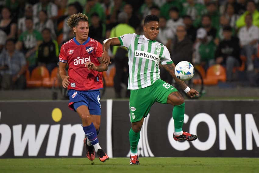 Luciano Boggio e Juan Zapata em Atlético Nacional x Nacional-URU. (foto: Jaime SALDARRIAGA / AFP)