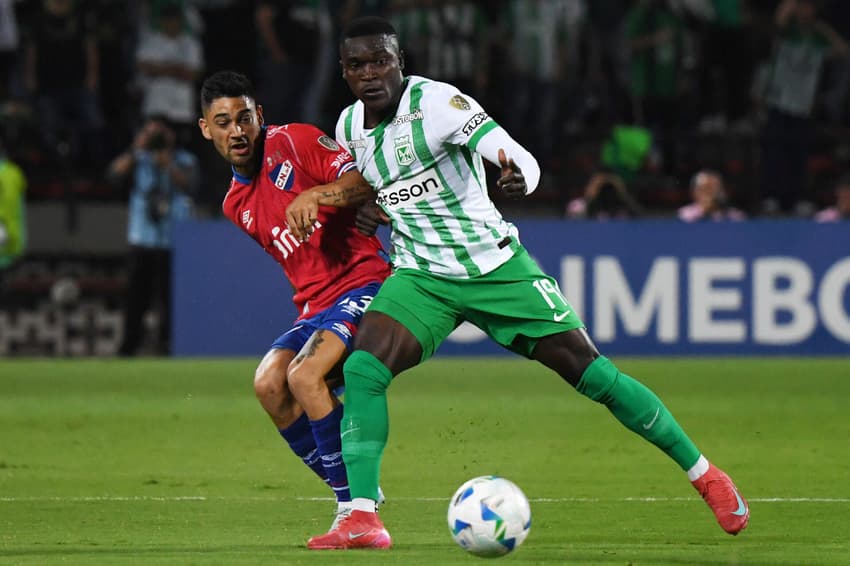 Emiliano Ancheta e Kevin Viveros em Atlético Nacional x Nacional-URU. (foto: Jaime SALDARRIAGA / AFP)