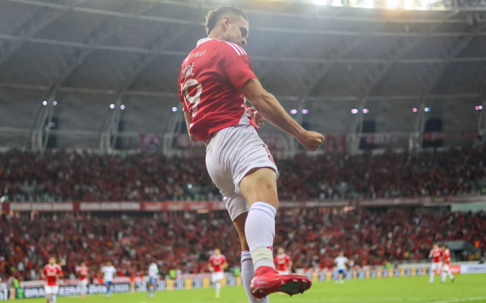 Internacional: Borré vê concorrência com Valencia como positiva