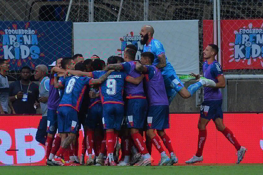 Erick comemora seu gol em Bahia x Ceará. (foto: Walmir Cirne/AGIF)