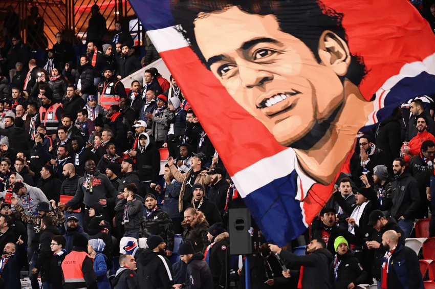 Raí foi homenageado pela torcida do PSG com um bandeirão