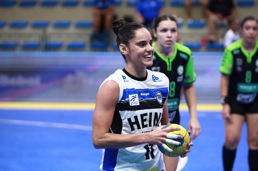Barbarah-Bella-Handebol