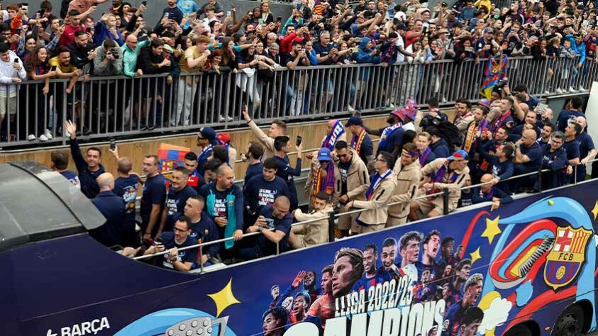 Veja a festa dos jogadores e torcedores do Barcelona após título da La Liga. Veja a festa dos jogadores e torcedores do Barcelona após título da La Liga.