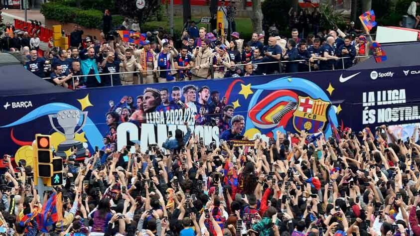 Veja a festa dos jogadores e torcedores do Barcelona após título da La Liga. Veja a festa dos jogadores e torcedores do Barcelona após título da La Liga.