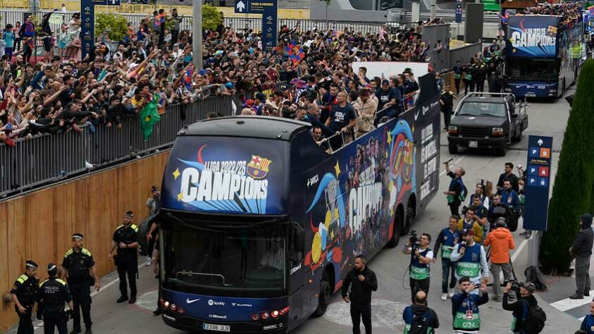 Veja a festa dos jogadores e torcedores do Barcelona após título da La Liga. Veja a festa dos jogadores e torcedores do Barcelona após título da La Liga.