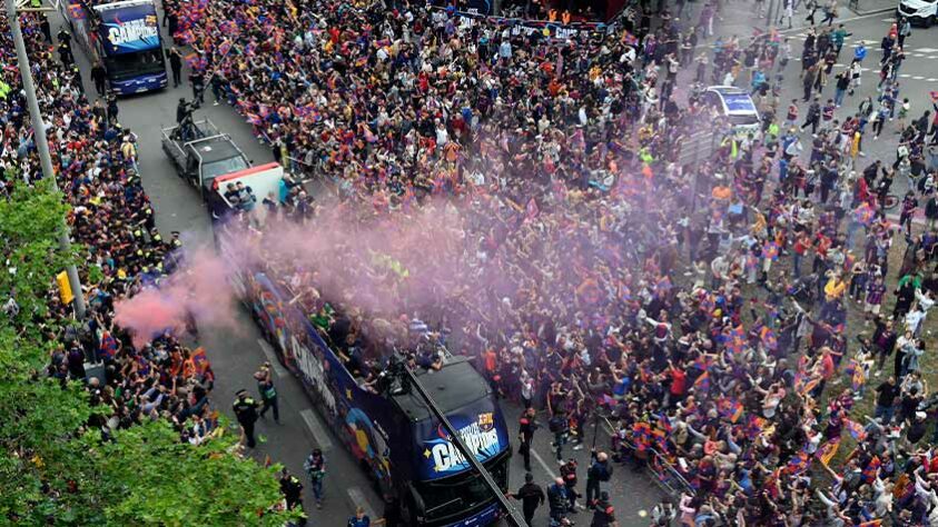 Veja a festa dos jogadores e torcedores do Barcelona após título da La Liga. Veja a festa dos jogadores e torcedores do Barcelona após título da La Liga.