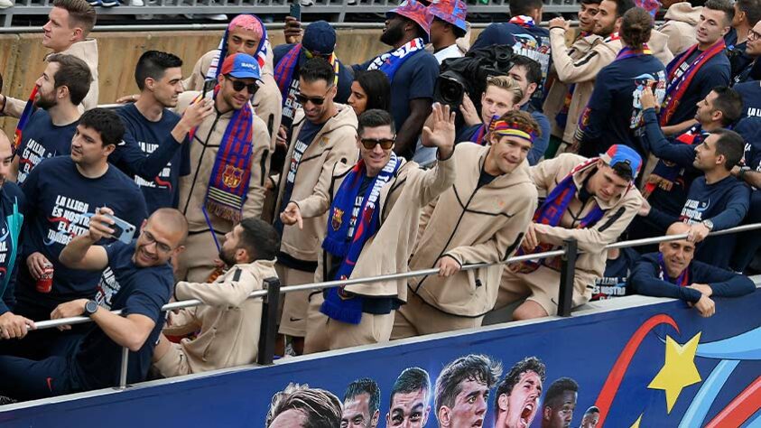 Veja a festa dos jogadores e torcedores do Barcelona após título da La Liga. Veja a festa dos jogadores e torcedores do Barcelona após título da La Liga.