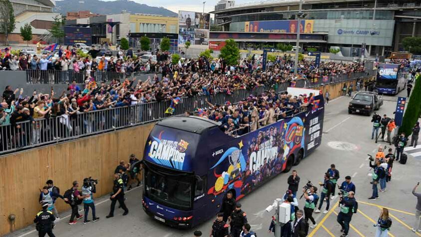 Veja a festa dos jogadores e torcedores do Barcelona após título da La Liga. Veja a festa dos jogadores e torcedores do Barcelona após título da La Liga.