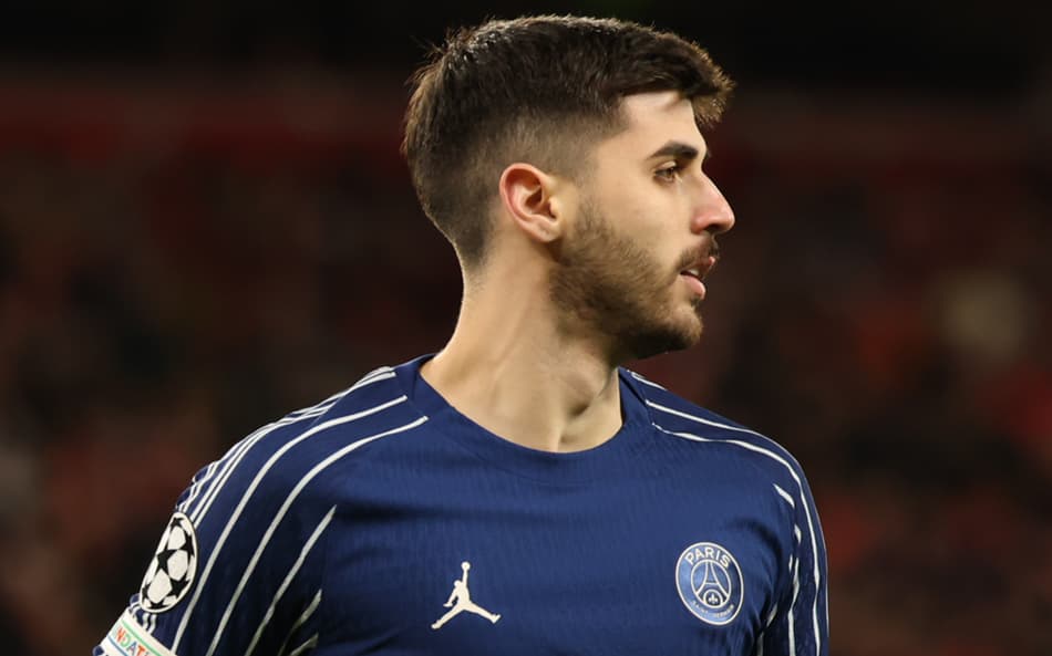 Beraldo-em-acao-pelo-PSG-contra-o-Liverpool-nas-oitavas-de-final-da-Champions-League-aspect-ratio-512-320