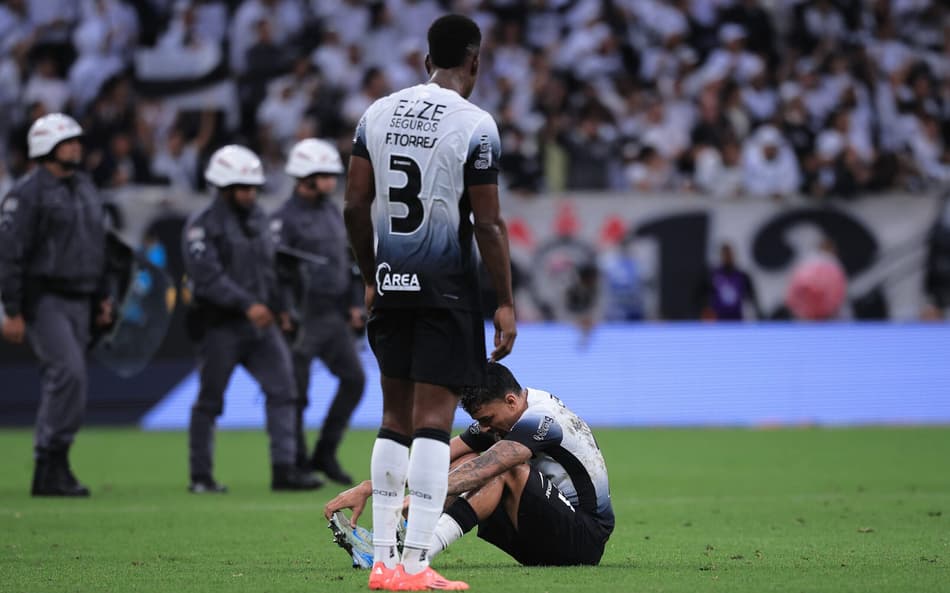 Casagrande liga alerta para futuro do Corinthians: ‘A partir de 2025 é não cair’