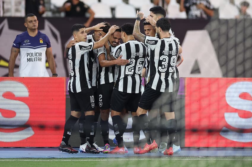Vitinho comemora seu gol contra o Fluminense com jogadores do Botafogo