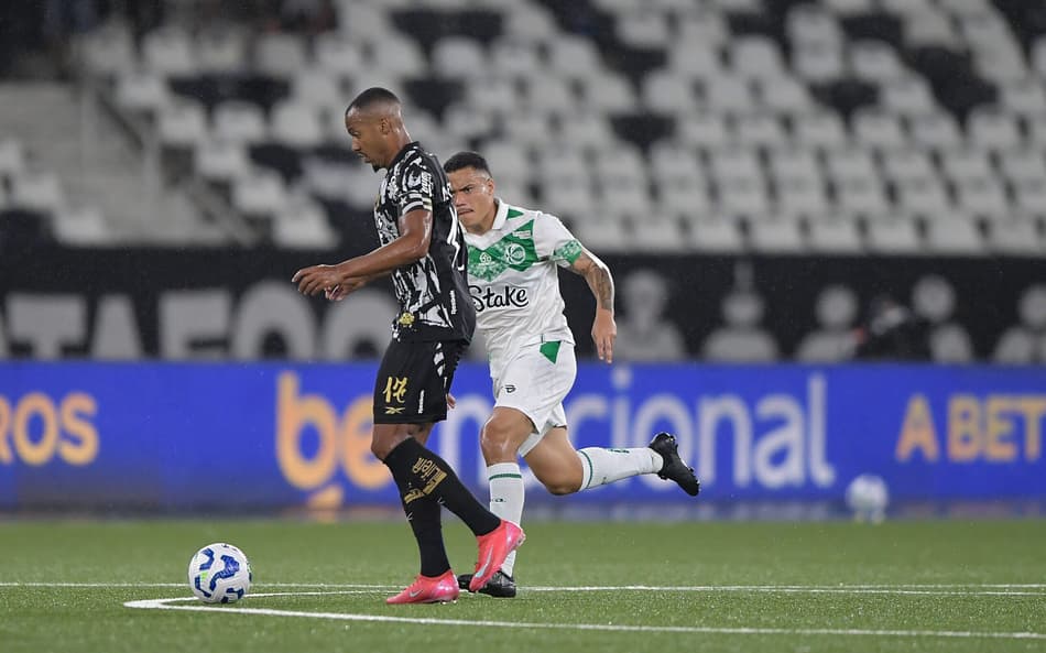 Marlon Freitas comenta homenagem em bandeirão de ídolos do Botafogo: ‘Fui escolhido’