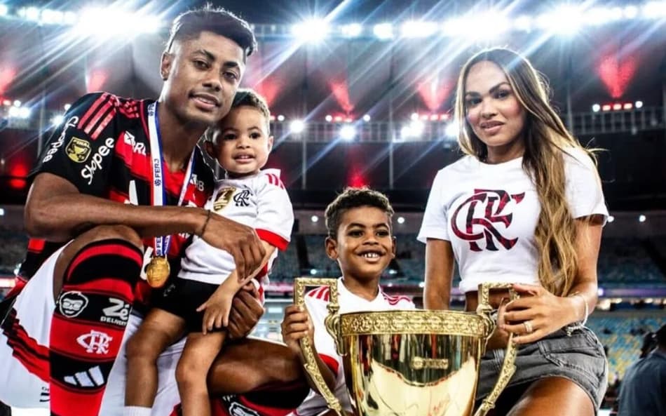 Mulher de Bruno Henrique se afasta do ‘flaesposas’ durante investigação