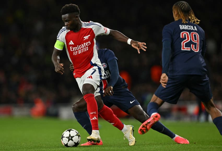 Bukayo Saka em Arsenal x PSG pela Champions League