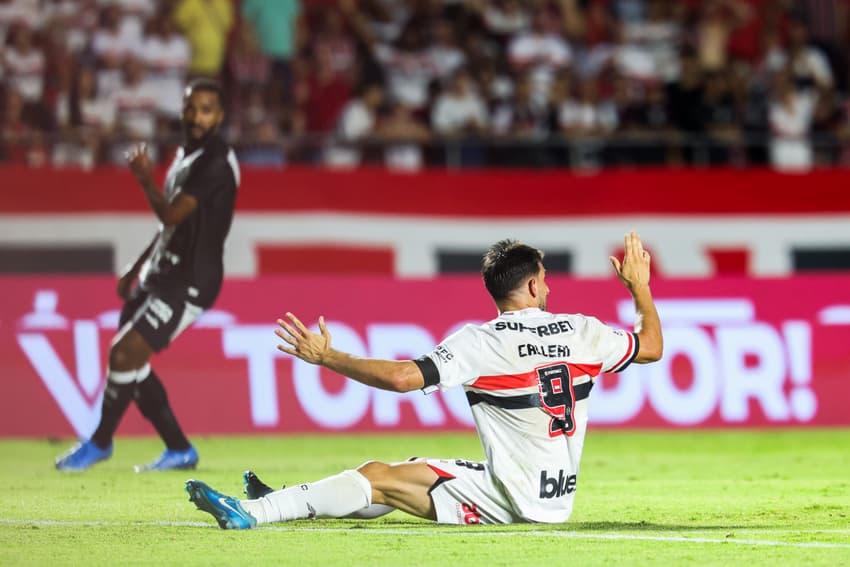 Calleri caído no gramado do Morumbis no duelo entre São Paulo e Ponte Preta, pelo Paulistão