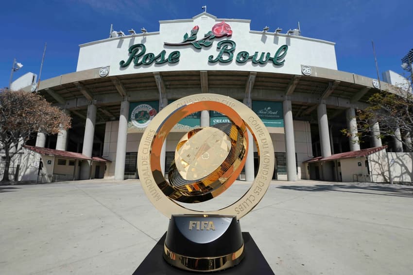Troféu do Mundial de Clubes da Fifa é exposto no Rose Bowl Stadium (Foto: Reprodução)