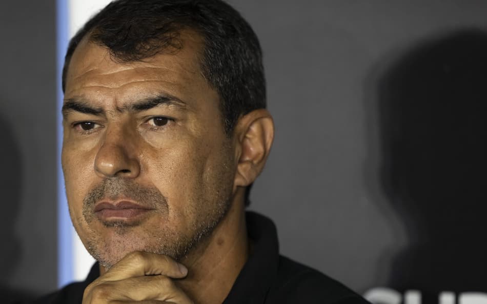 Carille dispara sobre atitude da torcida do Vasco: ‘Não está ajudando’