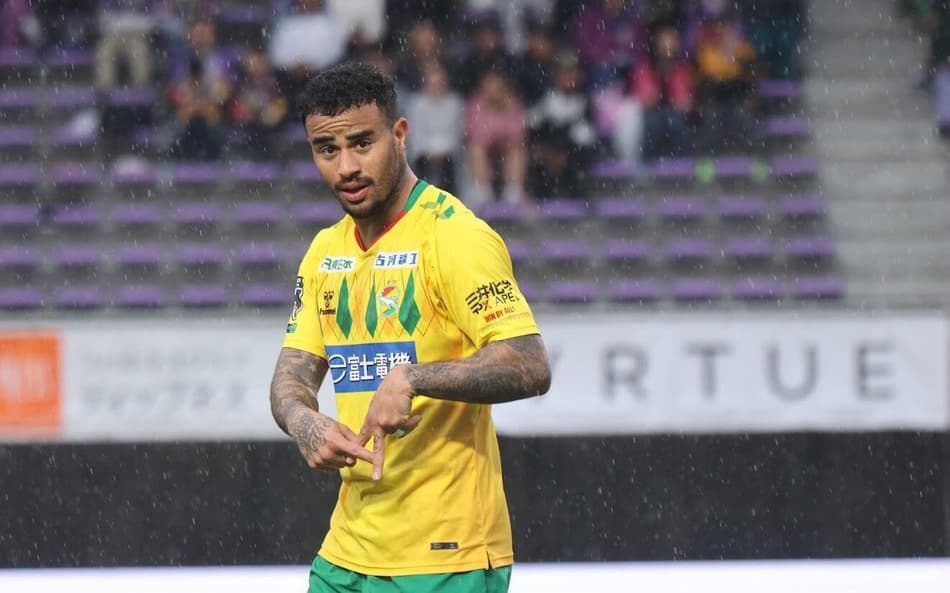 Carlinhos celebra dois gols em vitória do JEF United Chiba e destaca confiança no Japão