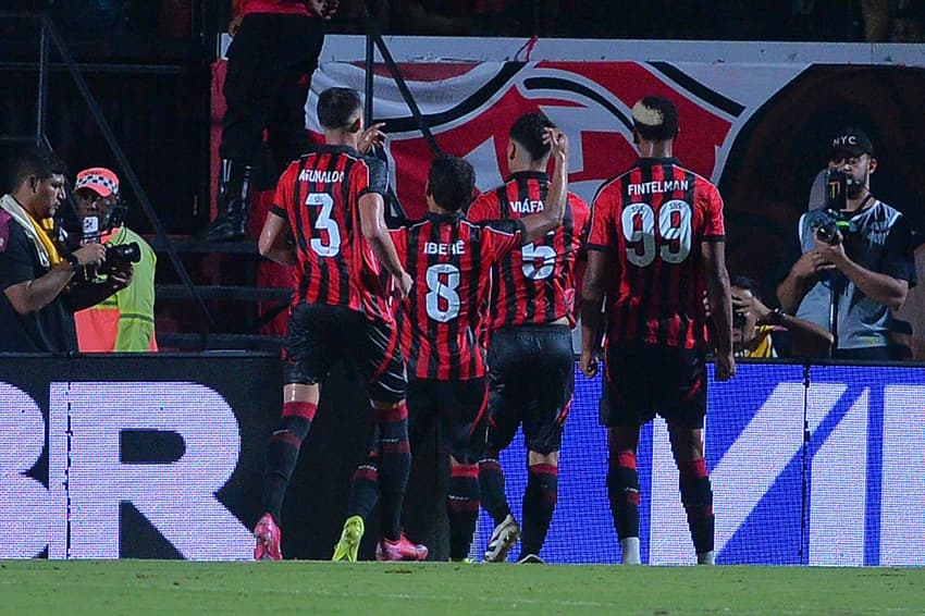Jogadores do Vitória comemoram gol de Carlinhos sobre o Grêmio. (Foto: Walmir Cirne/AGIF)
