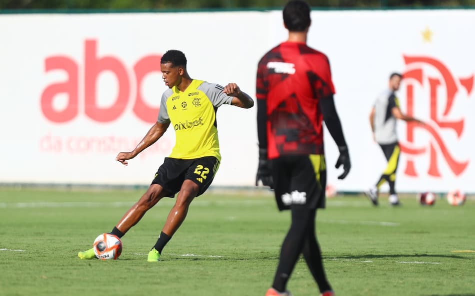 Flamengo consegue liberação para contar com Carlinhos na estreia no Carioca