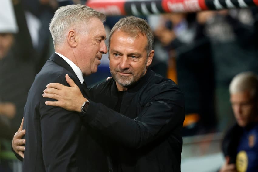 Carlo Ancelotti e Hansi Flick antes de Real Madrid 0x4 Barcelona por La Liga