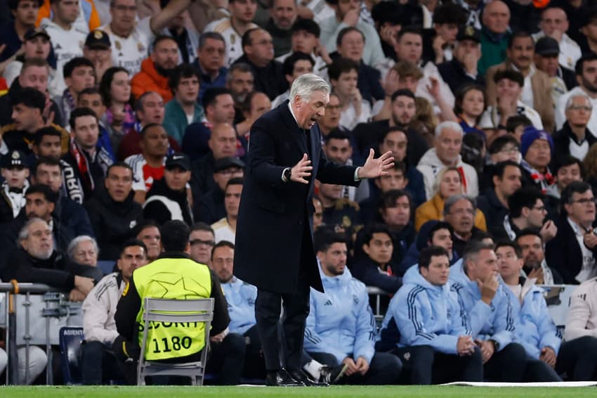 Carlo Ancelotti reage durante derrota do Real Madrid para o Arsenal, na Champions League