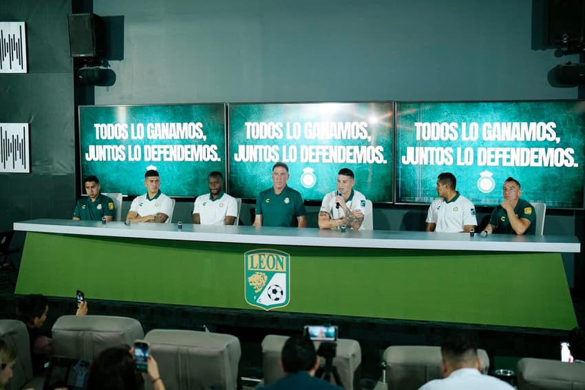 Jogadores do León participam de coletiva sobre exclusão do Mundial de Clubes (Foto: Reprodução/X)