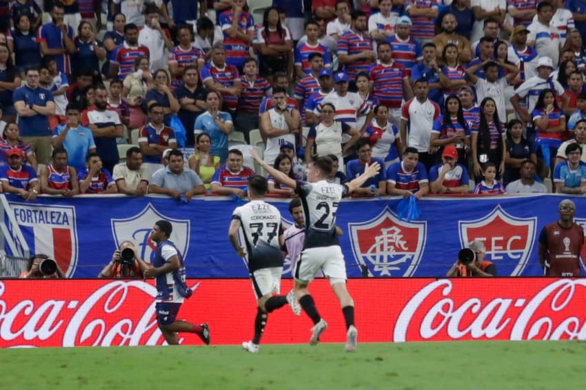 Conrado comemora o gol em Fortaleza x Corinthians, no Castelão, pela Copa Sul-Americana 2024.