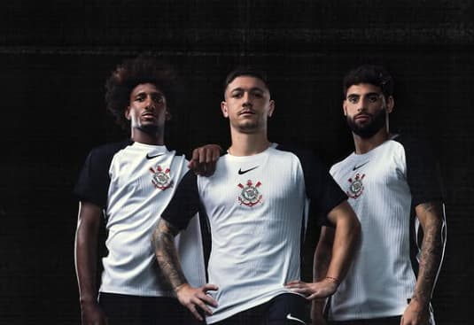Corinthians lança seu novo uniforme que faz menção ao título do Mundial de Clubes em 2000 2