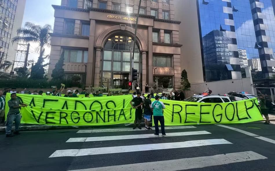 Após protestos, SAF do Coritiba admite erros e promete protagonismo