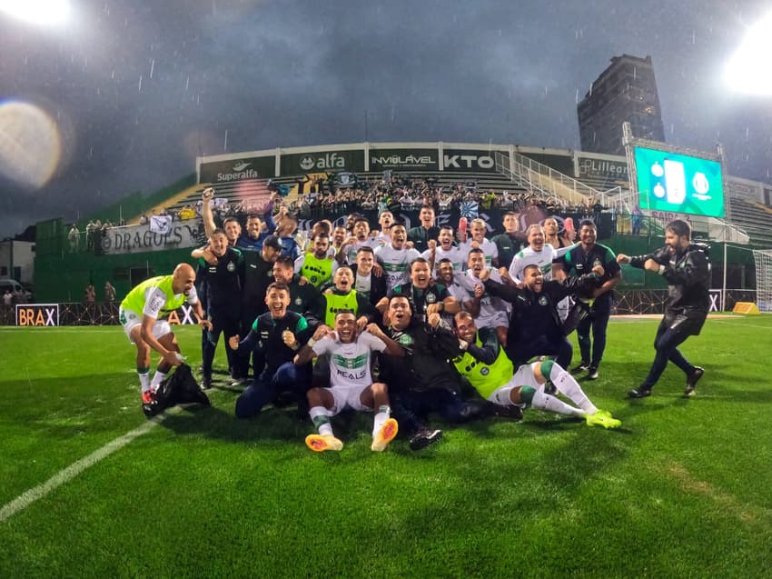 Coritiba comemorando a vitória sobre a Chapecoense. (Foto: Gabriel Thá/Coritiba)