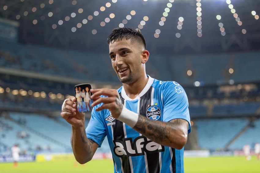 Cristian Olivera homenageia a família após marcar o segundo gol do Grêmio sobre o Atlético Grau. (Foto: Liamara Polli/Grêmio FBPA)