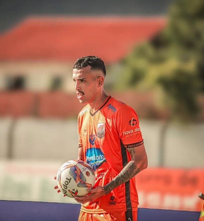 Vice-artilheiro do Campeonato Catarinense , De Paula é o primeiro contratado da Portuguesa para a Série D. (Foto: Divulgação/ De Paula)