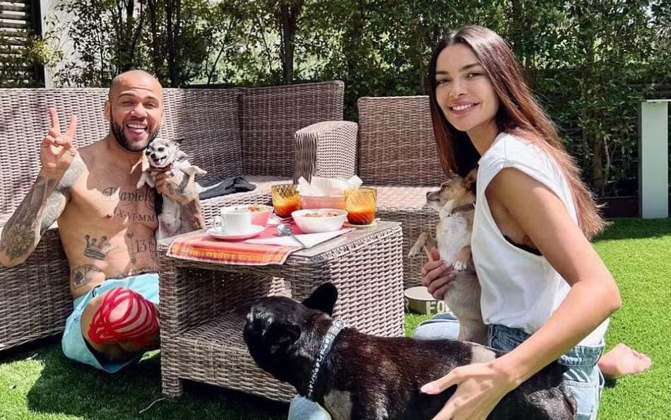 Ex-namorada de Neymar reage a gravidez de esposa de Daniel Alves