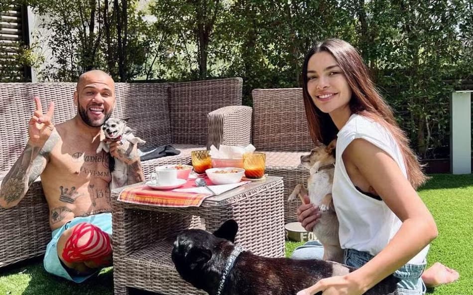 Esposa de Daniel Alves, Joana Sanz revela gravidez após absolvição do jogador