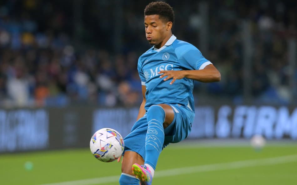 Na briga pelo título, Napoli perde David Neres por lesão