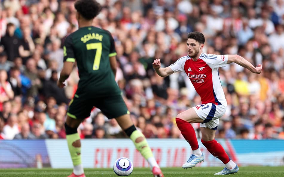 Declan-Rice-em-acao-no-duelo-entre-Arsenal-e-Brentford-pela-Premier-League-scaled-aspect-ratio-512-320