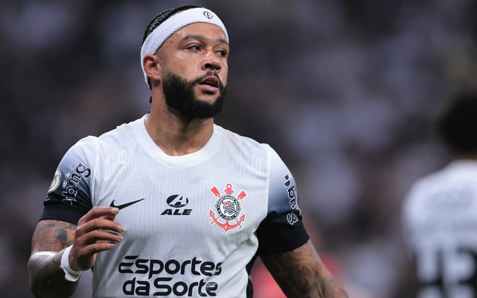 Atriz nega rumores de romance com Memphis Depay e dispara: ‘Fake News’