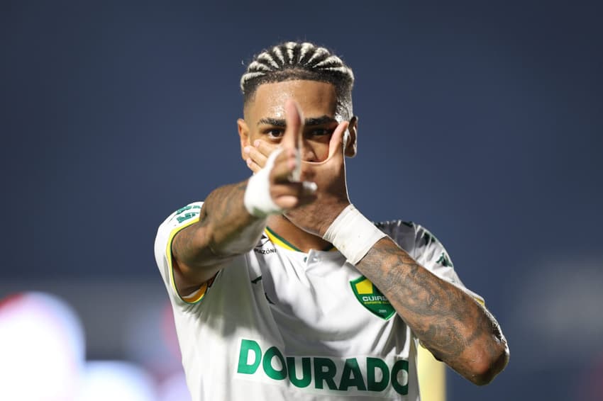Derik Lacerda comemora seu gol pelo Cuiabá no Brasileirão Série B