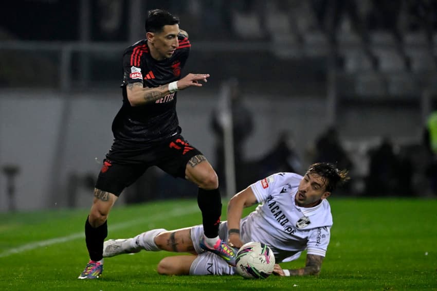 Di María deixa defensor para trás em Benfica x Vitória de Guimarães