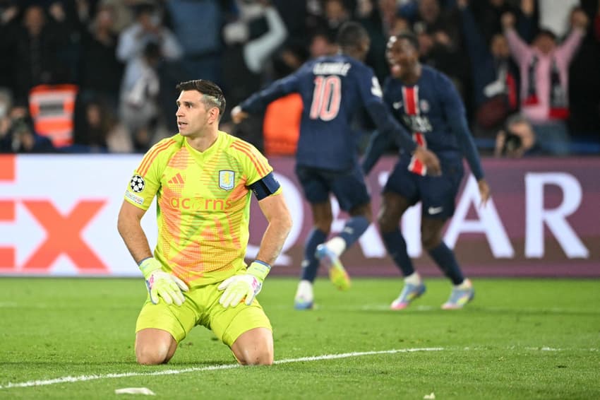 Dibu Martínez contra o PSG