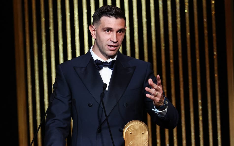 Dibu Martínez, sozinho, vale mais que 60% do elenco do Preston, rival da Copa da Inglaterra