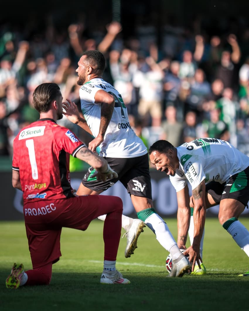 Douglas Coutinho comemorando (Foto: Divulgação/Coritiba)