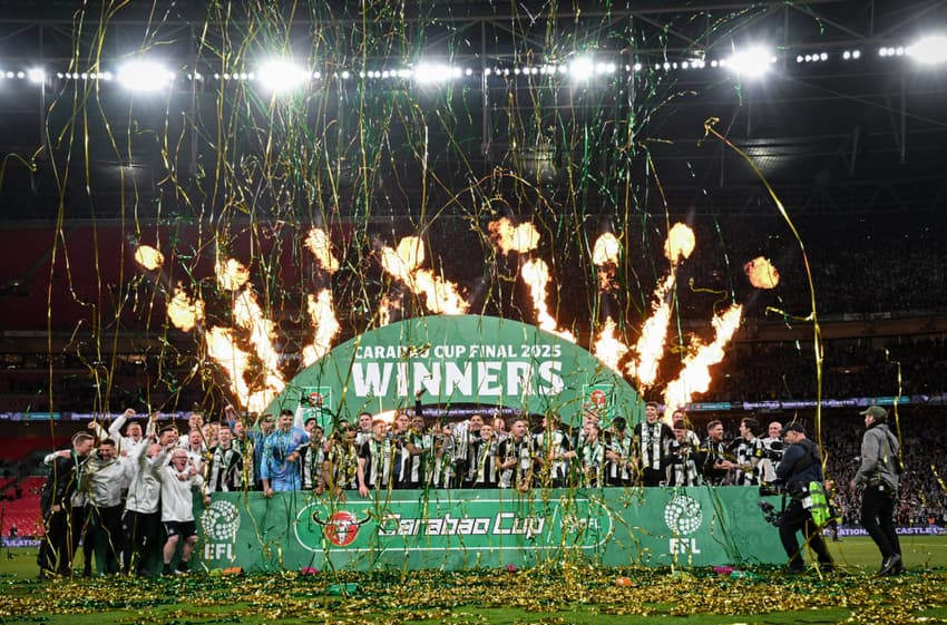 Elenco do Newcastle campeão da Copa da Liga, na Inglaterra