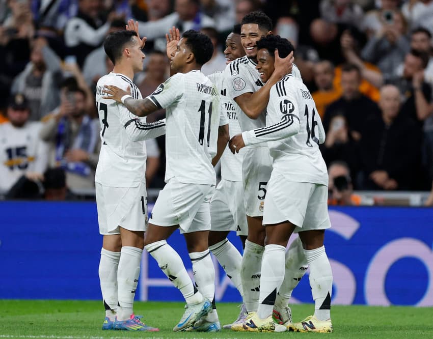 Endrick é abraçado por Bellingham na comemoração de seu gol pelo Real Madrid