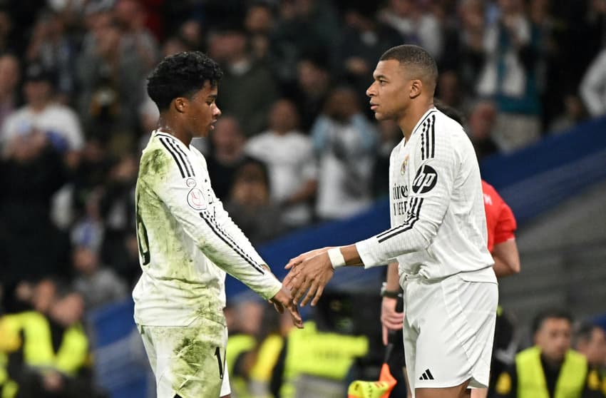 Endrick é substituído para a entrada de Mbappé no jogo entre Real Madrid e Real Sociedad