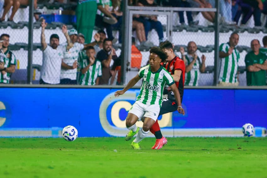 Ênio. jogador do Juventude durante partida contra o Vitoria. (foto: Luiz Erbes/AGIF)