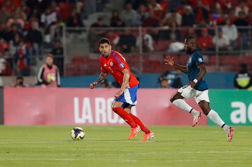 Enner Valencia, do Equador, persegue Díaz, do Chile